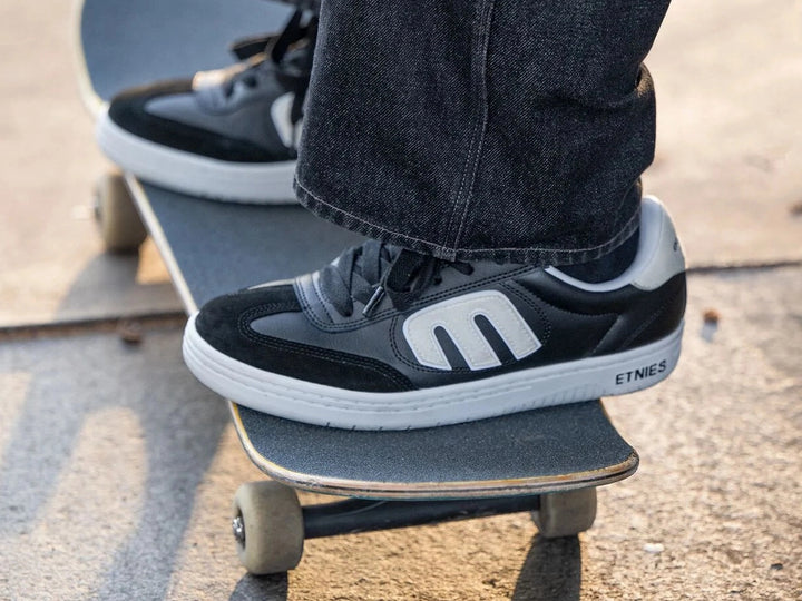 etnies Lowcut Shoe, Black White