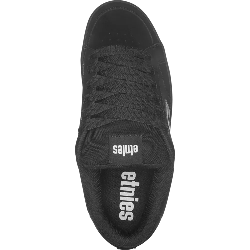 Black sneaker with 'etnies' branding on a white background