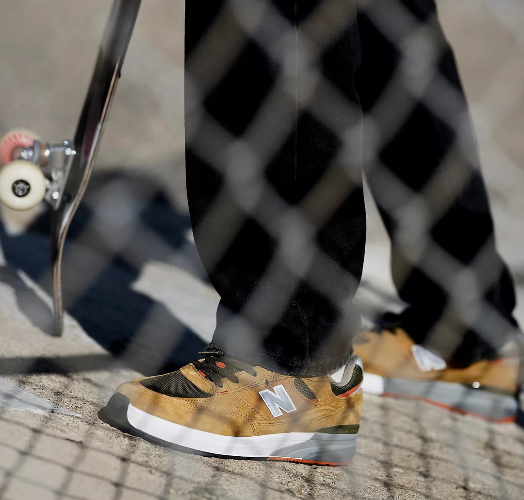 New Balance Numeric 933 in Camel/Dark Brown is Andrew Reynolds’ signature shoe—built with durable suede, impact support, and crisp skate style.