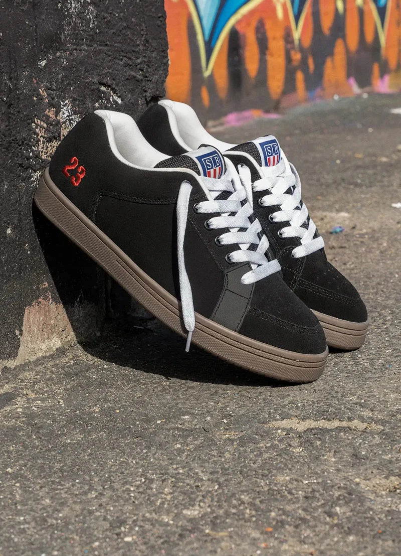 eS Sal 23 black and gum skate shoes with classic skate style and modern comfort